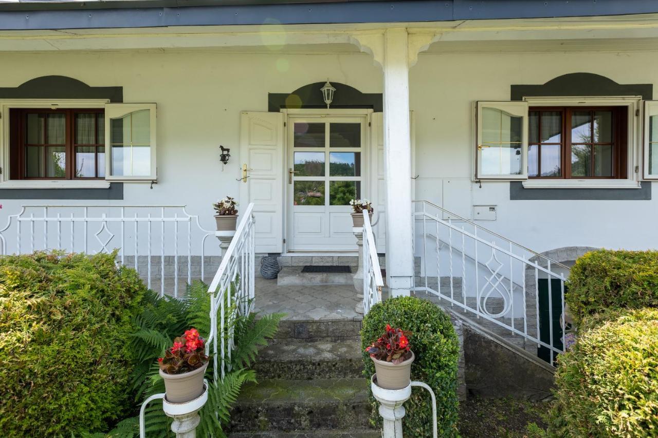 Villa Amalia, Centrum Banska Stiavnica, Parkovanie Pre 2 Auta, Velka Zahrada S Krbom, Cela Villa Amalia Pre 14 Osob Alebo Samostatne Nezavisle Prve Podlazie Villa Ama Pre 6 Osob Alebo Samostatne Nezavisle Podkrovie Villa Lia Pre 8 Osob,Pristup Cez Pi Εξωτερικό φωτογραφία