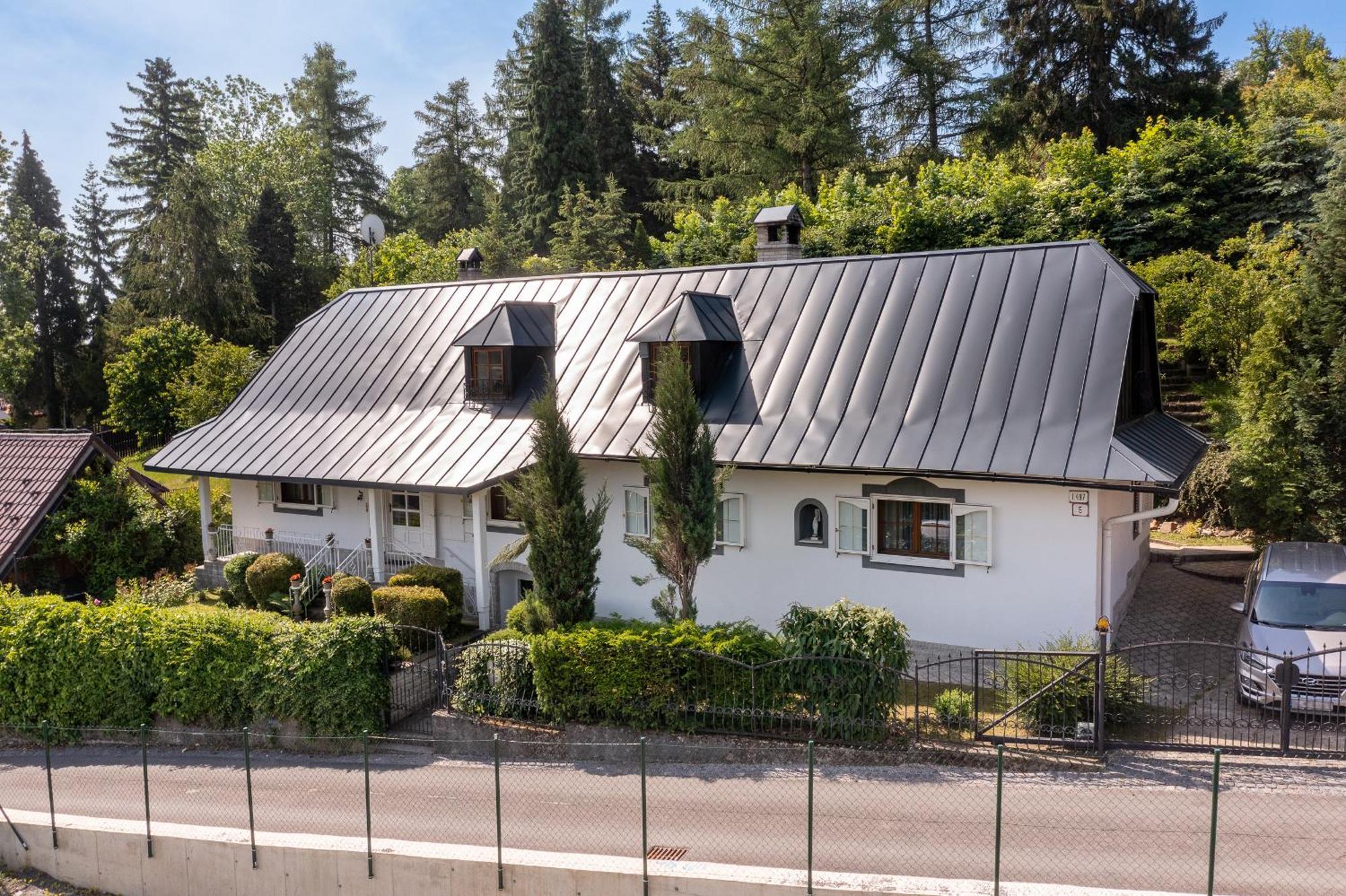 Villa Amalia, Centrum Banska Stiavnica, Parkovanie Pre 2 Auta, Velka Zahrada S Krbom, Cela Villa Amalia Pre 14 Osob Alebo Samostatne Nezavisle Prve Podlazie Villa Ama Pre 6 Osob Alebo Samostatne Nezavisle Podkrovie Villa Lia Pre 8 Osob,Pristup Cez Pi Εξωτερικό φωτογραφία